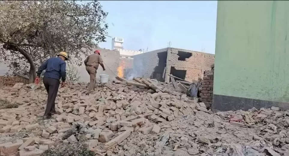Sambhal News: Brick flew up to 500 meters in the explosion, the whole house collapsed, 4 dead, 10 injured