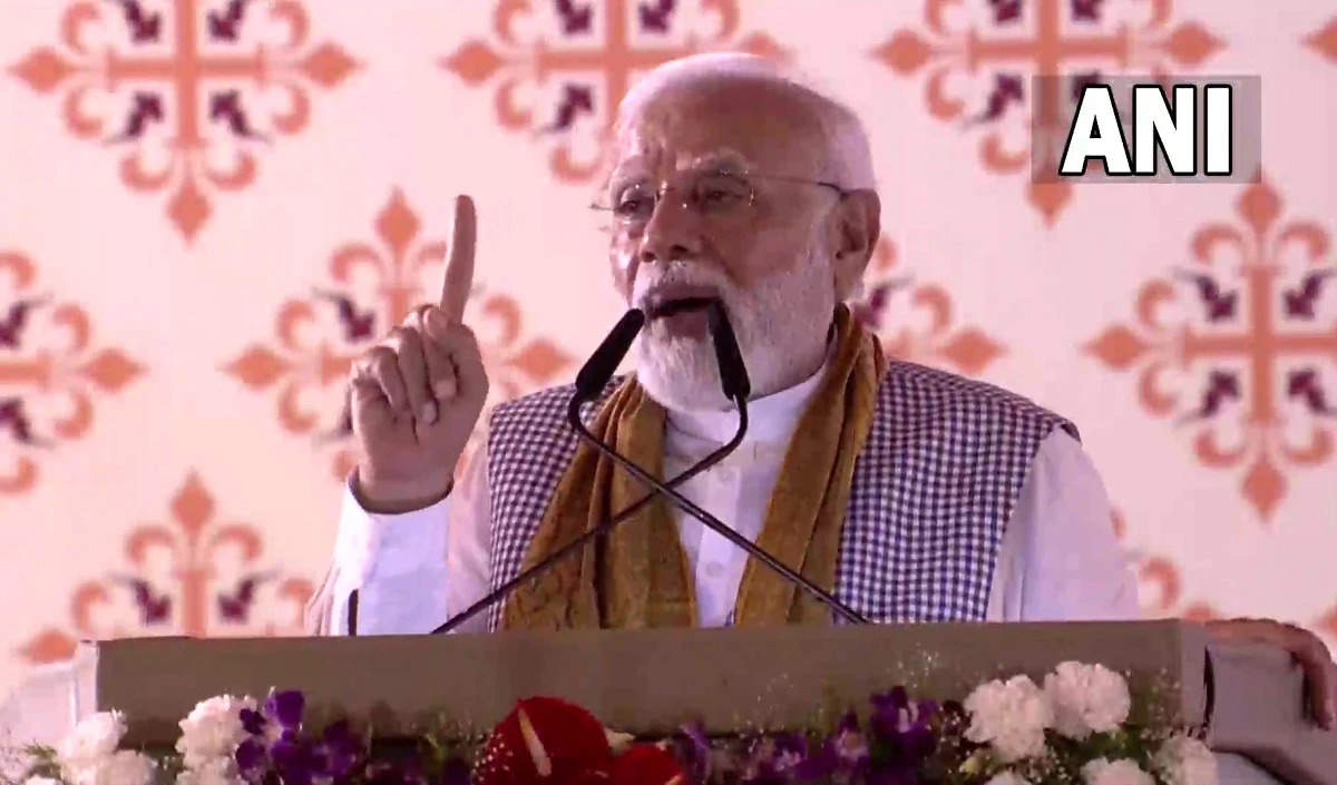 PM Modi In Varanasi: PM roared in Kashi, said - 'Now the right benefits of democracy are reaching the right people'