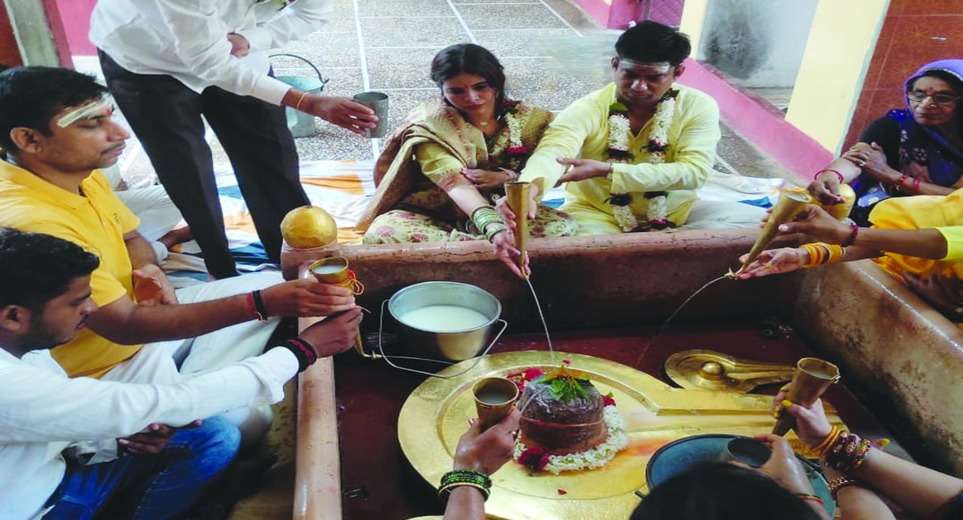 Sawan 2023: Varanasi Mahila Vyapar Mandal performed Rudrabhishek for public welfare