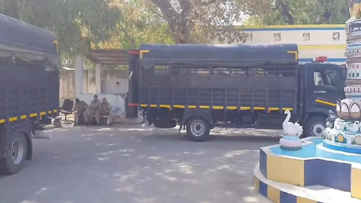 Atique Ahmad: UP Police is bringing Mafia Atique Ahmed from Ahmedabad to Prayagraj