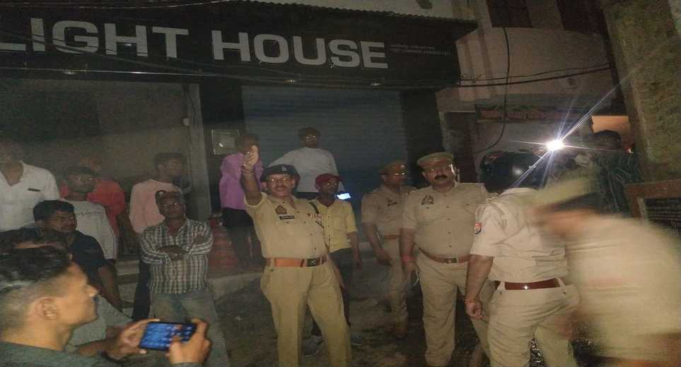 Varanasi News: Fire broke out in electronic shop, controlled by police and fire brigade