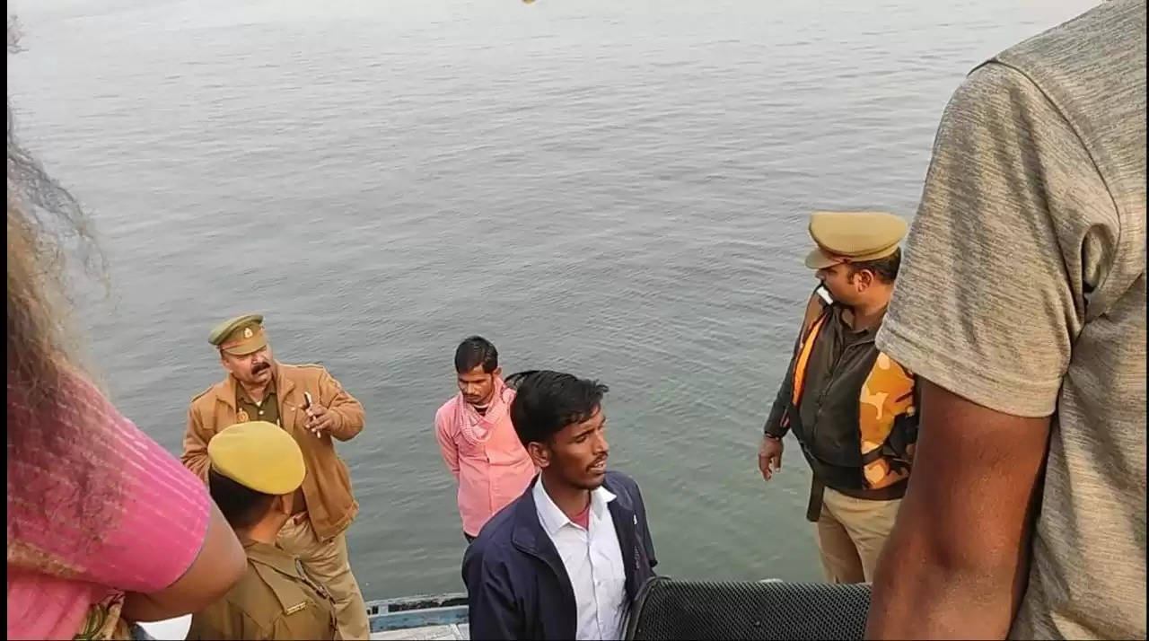 Varanasi News: DJ playing on the barge in the middle of the Ganges was heavy, DJ and barge seized