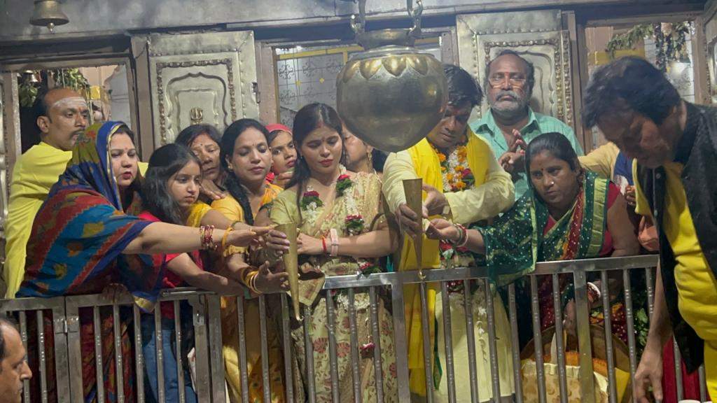 Sawan 2023: Varanasi Mahila Vyapar Mandal performed Rudrabhishek for public welfare
