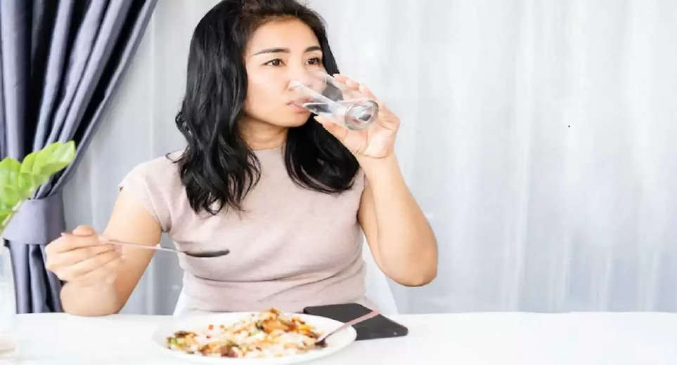 Drinking water while eating food is harmful to health