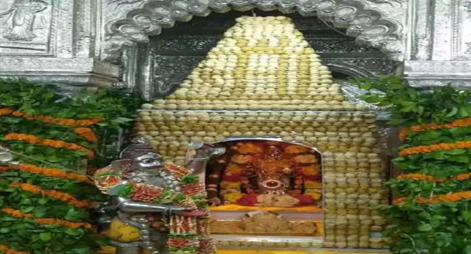 Varanasi: Devotees throng to visit Annapurna Temple