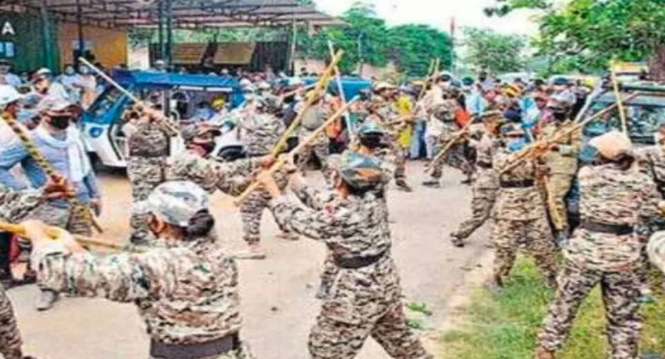 Agra News: Women satsangis in army dress attacked police